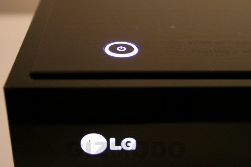 Illustration for article titled First Review: LG BH100 Hybrid Blu-Ray/HD-DVD Player (Verdict: Format War Still Blazing)